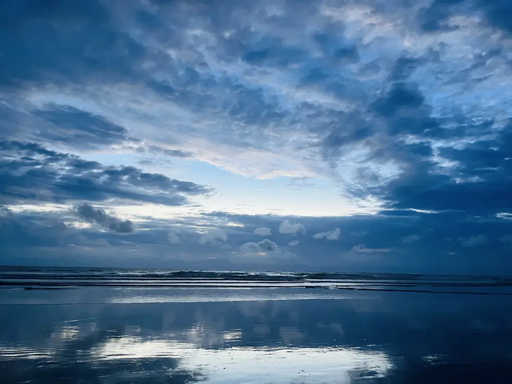Blue hour on the low-tide mirror